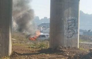 Seyir halindeki araç alev alev yandı