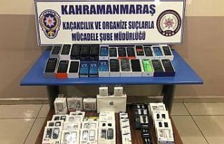 Seyyar satıcıdan 90 bin liralık kaçak telefon...