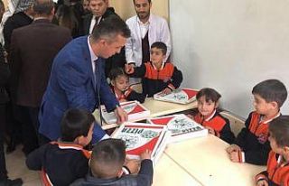 Sınır köylerinde okuyan öğrencilere pizza sürprizi