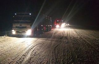 Sivas’ta kar yağışı sürücülere zor anlar...