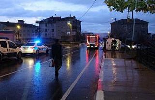 Sultanbeyli’de okul servisi ile otomobil çarpıştı:...