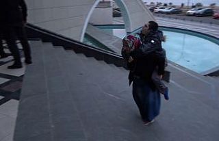 Tekerlekli sandalyesi olmayan oğlunu sırtında taşıyarak...