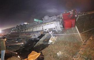 TEM’de bariyerlere çarpan tır şarampole yuvarlandı