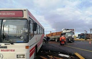 Tır durakta yolcu alan halk otobüsüne çarptı:...