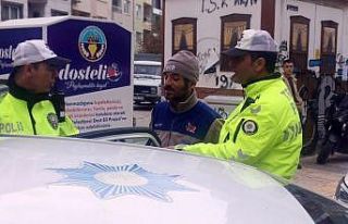 Trafik cezası yedi, yolda oturma eylemi yaptı