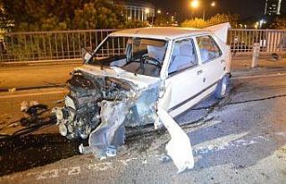 Trafik ışıklarına ve bariyerlere çarpan otomobil...