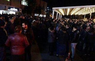 Üniversiteli genç kız evinin önünde bıçaklanarak...