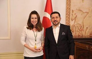 Ünlü oyuncu İpek Tuzcuoğlu, Belediye Başkanı...