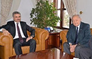 Valinin ismini kullanarak vakfı dolandırdılar