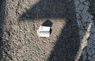 Yakalanacaklarını anlayınca sahte paraları araçtan...