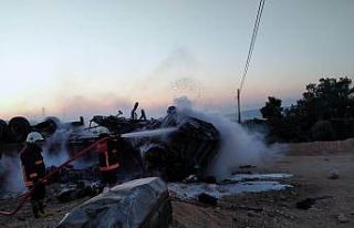 Yanarak hurdaya dönen araçtan sağ çıktı