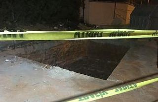 Yer altı çöp konteyneri için kazılmış kuyuya...