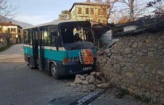 Yolcu minibüsü duvara çarptı: 2 yaralı
