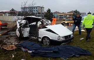 Yoldan çıkan otomobil ilk olarak elektrik direğine...