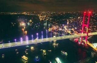 15 Temmuz Şehitler Köprüsü’nde yılbaşı coşkusu...