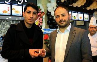 1 dakikada 20 yaprak sarma yiyip yarım altın kazandı