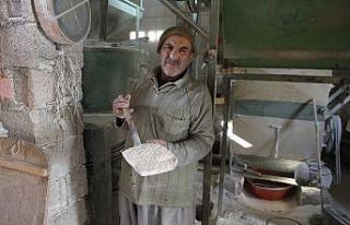 40 yıldır işlettiği taş değirmen sayesinde 7...