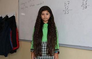 8 yaşındaki Zeynep beline kadar uzattığı saçlarını...