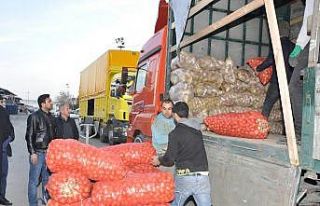 Adana’dan depremzedelere 2 tır dolusu sebze ve...