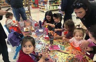 Aileler alışverişte çocuklar boyama etkinliğinde