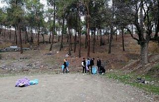 AK Partili gençlerden çevre temizliği