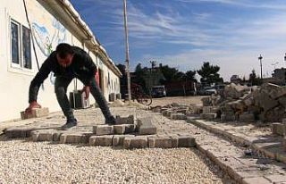 Akçakale Belediyesinden okul bahçesine parke taşı