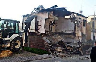 Akdeniz ilçesinde metruk binaların yıkımı sürüyor