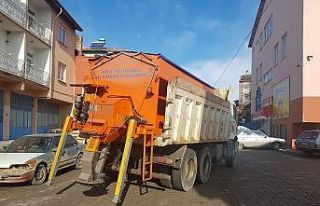 Altıntaş Belediyesi karla mücadele için tuzlama...