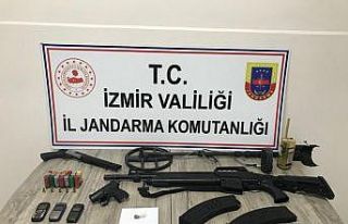 Aranan şahısların üzerlerinden çıkanlar şoke...