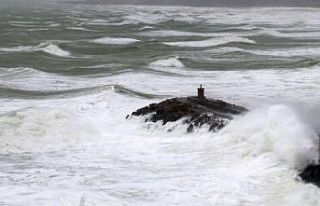Arnavutköy Karaburun’da dev dalgalar oluştu