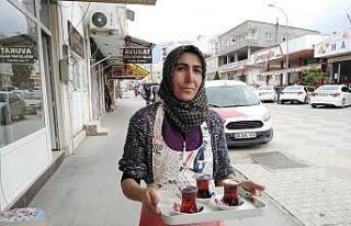 "Ayşe Teyze" çocuklarını okutmak için...