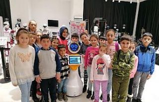 Bağcılarlı minikler robotlarla bir gün geçirdi
