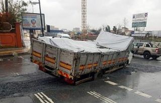 Bahçelievler’de yağış nedeniyle çöken yolda...