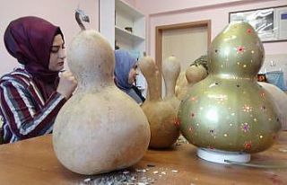 Bahçesinde yetiştirdiği su kabaklarıyla kurs veriyor