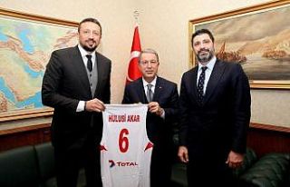 Bakan Akar, Hidayet Türkoğlu ile bir araya geldi