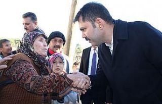 Bakan Kurum depremde hasar gören mahalleleri gezdi