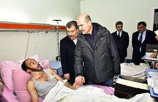 Bakanlar yaralı depremzedeleri ziyaret etti