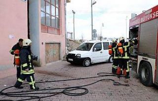 Balkonda çıkan yangını itfaiye ekipleri söndürdü