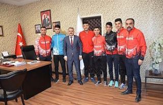Başarılı atletlerden Gençlik Spor İl Müdürü...