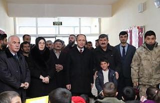 Başkale’de kar yağışı altında karne sevinci