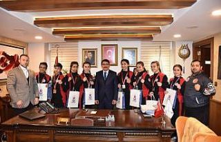 Başkan Çelik şampiyon sporcuları ağırladı