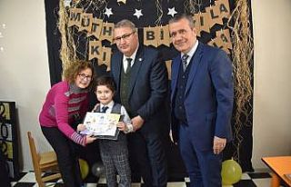 Başkan Çerçi miniklerin karne heyecanına ortak...