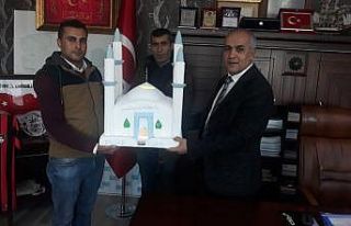 Başkan Ensari’ye 3 bin kişilik caminin maketini...