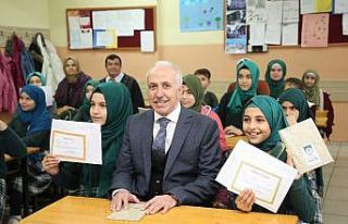 Başkan Gültak, çocukların karne heyecanını paylaştı