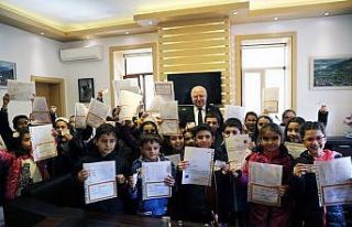 Başkan Gümüş’ten karne hediyesi lunapark bileti