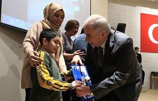 Başkan Osman Zolan, çocukların karne sevincini...