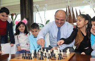 Başkan Söğüt öğrencilerle birlikte satranç...