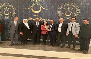 Başkan Tekin’e başarı ödülü verildi