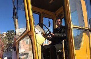 Başkan Tuna greyderin direksiyonunda yol açıyor