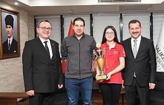 Başkan Yılmaz Balıkesirli milli sporcuyu ağırladı